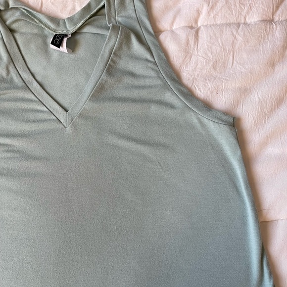 Onzie Tank Top - Picture 2 of 6